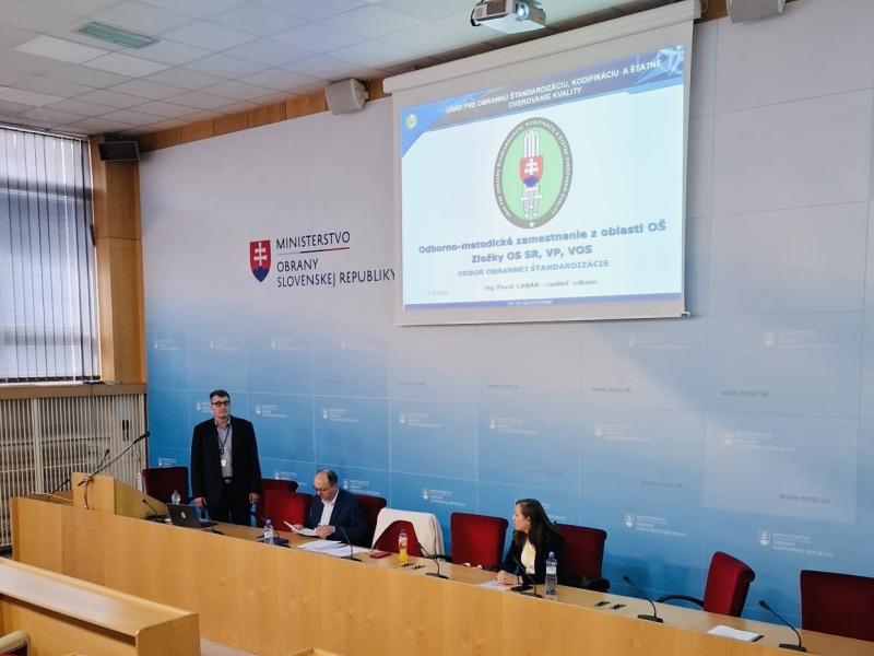 Dňa 11. júna 2026 vykonali zástupcovia úradu odborno-metodické zamestnanie pre zamestnancov zložiek OS SR, ktorí plnia úlohy v oblasti obrannej štandardizácie. Zamestnanie sa konalo v priestoroch hlavnej budovy Ministerstva obrany SR. Predmetom zamestnania bolo najmä oboznámenie účastníkov o záveroch vyplývajúcich zo zasadnutí pracovných skupín NATO a EDA, základné oblasti a úrovne interoperability v rámci aliancie, priblíženie systému obrannej štandardizácie v podmienkach rezortu obrany.